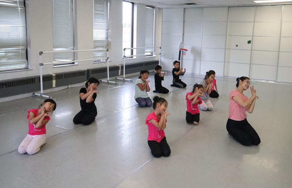 Djeca uče klasični kineski ples
 