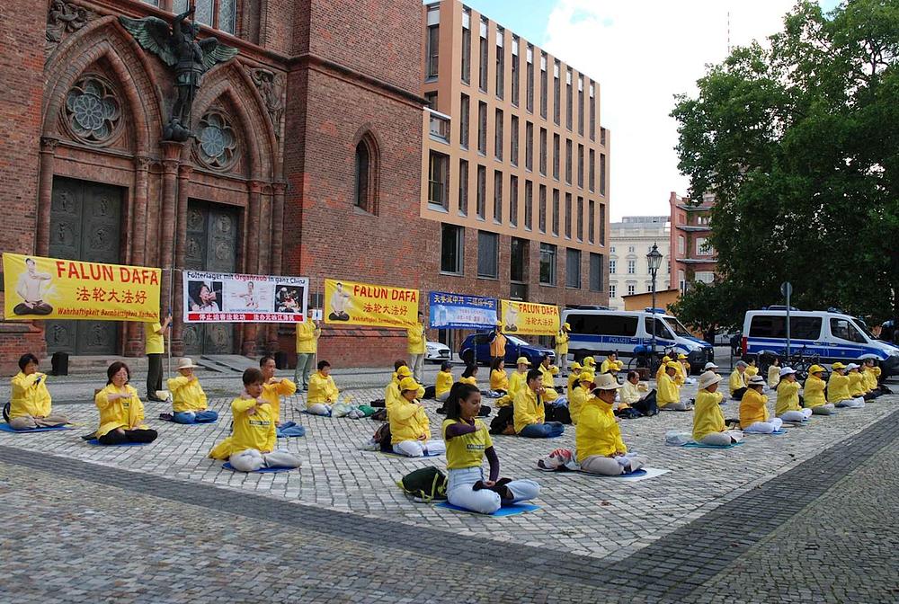 Falun Dafa praktikanti izvode Dafa vježbe ispred Njemačkog ministarstva vanjskih poslova i pozivaju vladu da zaustavi KPK u progonu Falun Gonga u Kini.