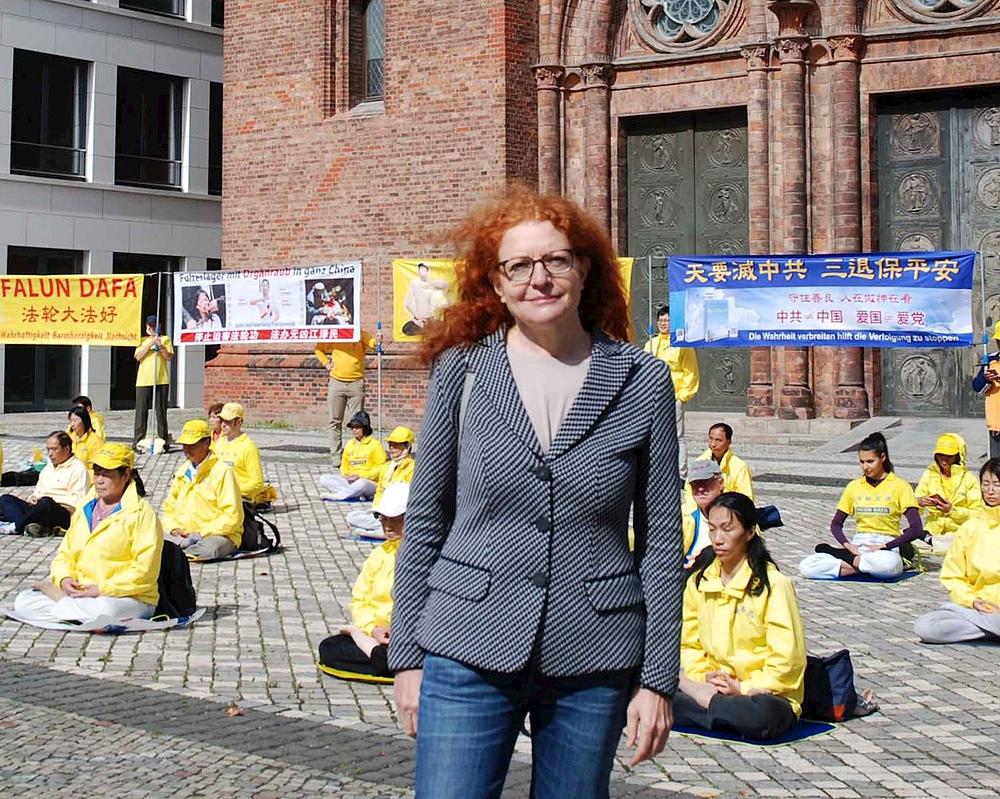 Margarete Bause, zastupnica u njemačkom parlamentu i glasnogovornica Stranke zelenih za pitanja ljudskih prava, je došla da podrži Falun Dafa aktivnost.