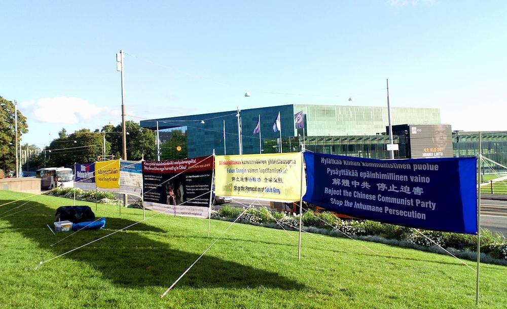 Transparenti Falun Gong praktikanata ispred doma Finskog parlamenta 1. septembra 2020. godine.