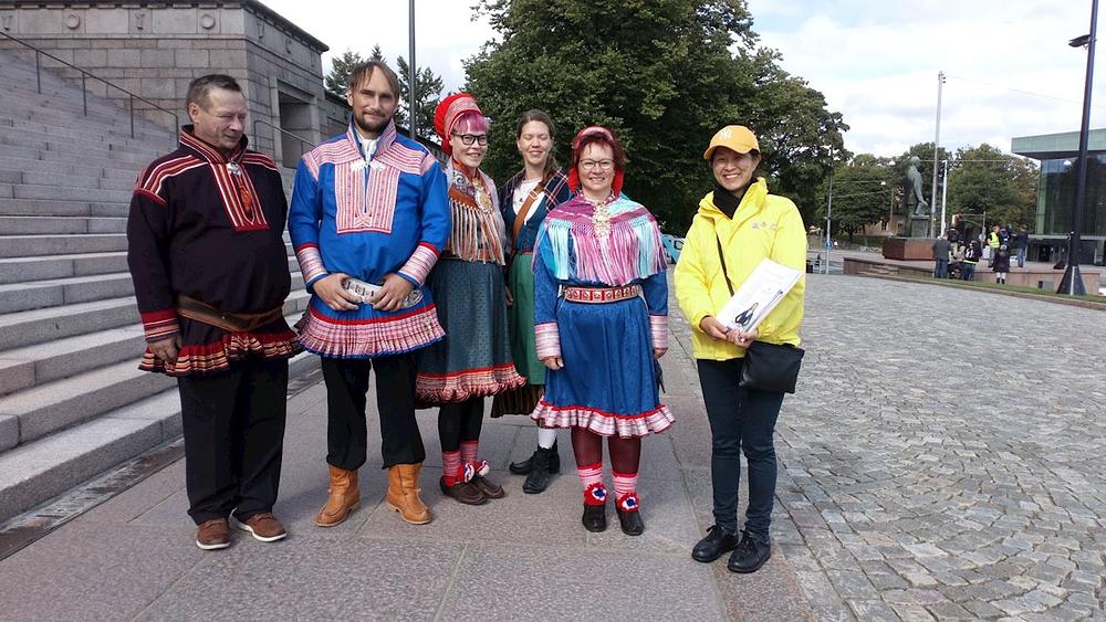 Pet Sámija, finskih starosjedilaca pozira za fotografiju sa Falun Gong praktikanticom.