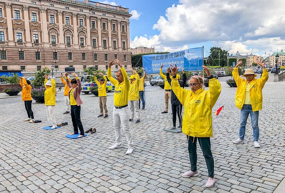  Praktikanti demonstriraju izvođenje vježbi na trgu Mynttorget ispred zgrade Riksdag u Stokholmu 28. i 29. avgusta te 1. septembra.
 