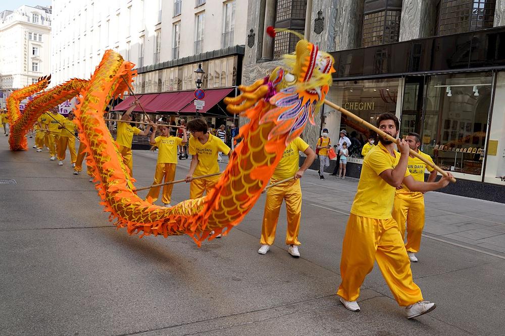 Leteći Zlatni zmaj je pomogao voditi paradu.