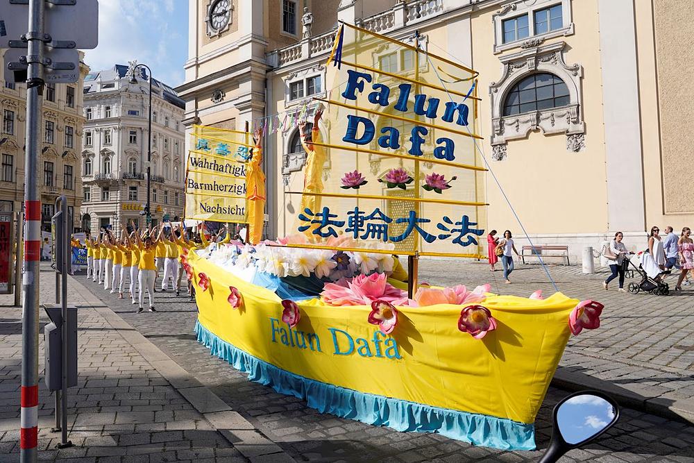 Falun Dafa Brod simbolizira nadu za budućnost.