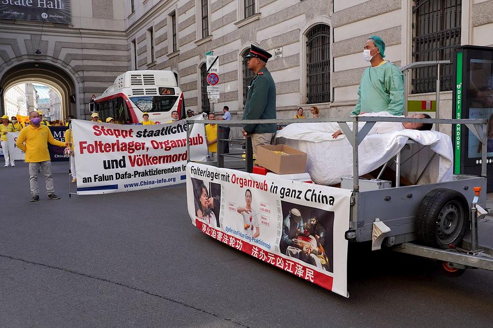 Inscenacija načina mučenja koji se koriste za ubijanje Falun Gong praktikanata u Kini: Žetva njihovih organa dok su praktikanti još živi i prodaja organa u svrhu transplantacije.