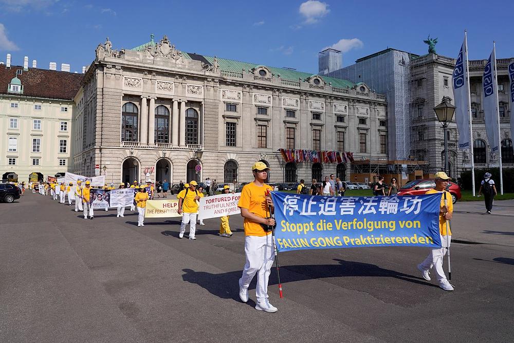 Natpis poziva na okončanje progona praktikanata u Kini od strane KPK.