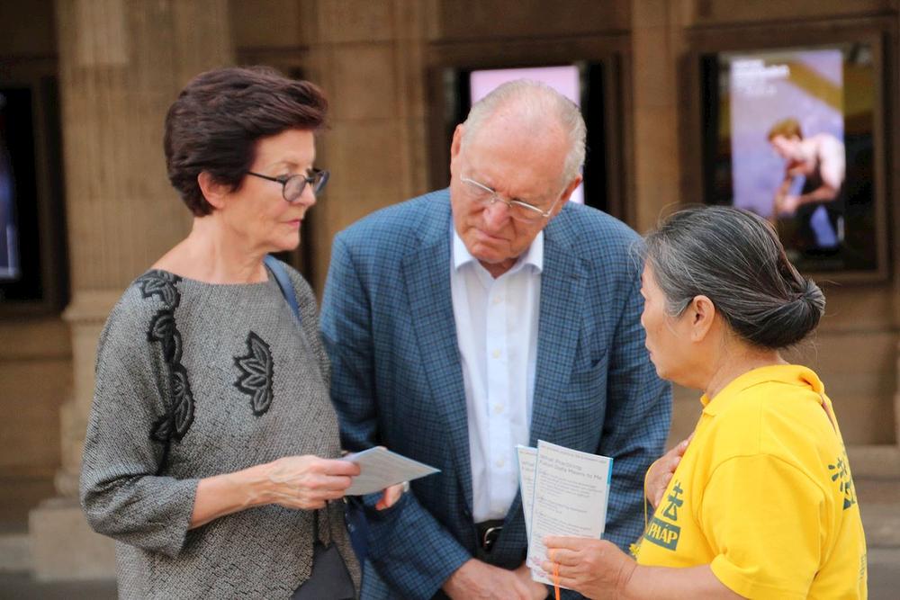 Doktor Heinz i gospođa Loeber su potpisali peticiju kako bi pružili svoju podršku Falun Dafa praktikantima u Kini.