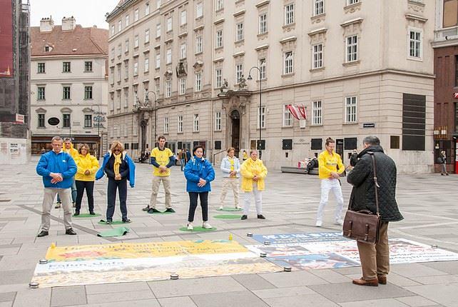Falun Gong praktikanti razgovaraju sa prolaznicima i demonstriraju vježbe.