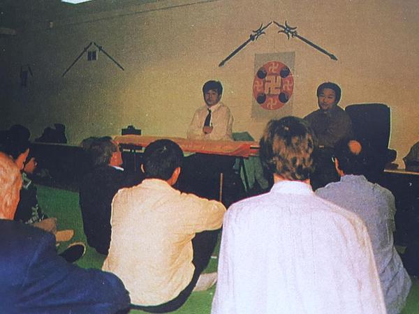 Učitelj Li drži predavanje o Falun Dafa u Parizu u ožujku 1995. godine. 