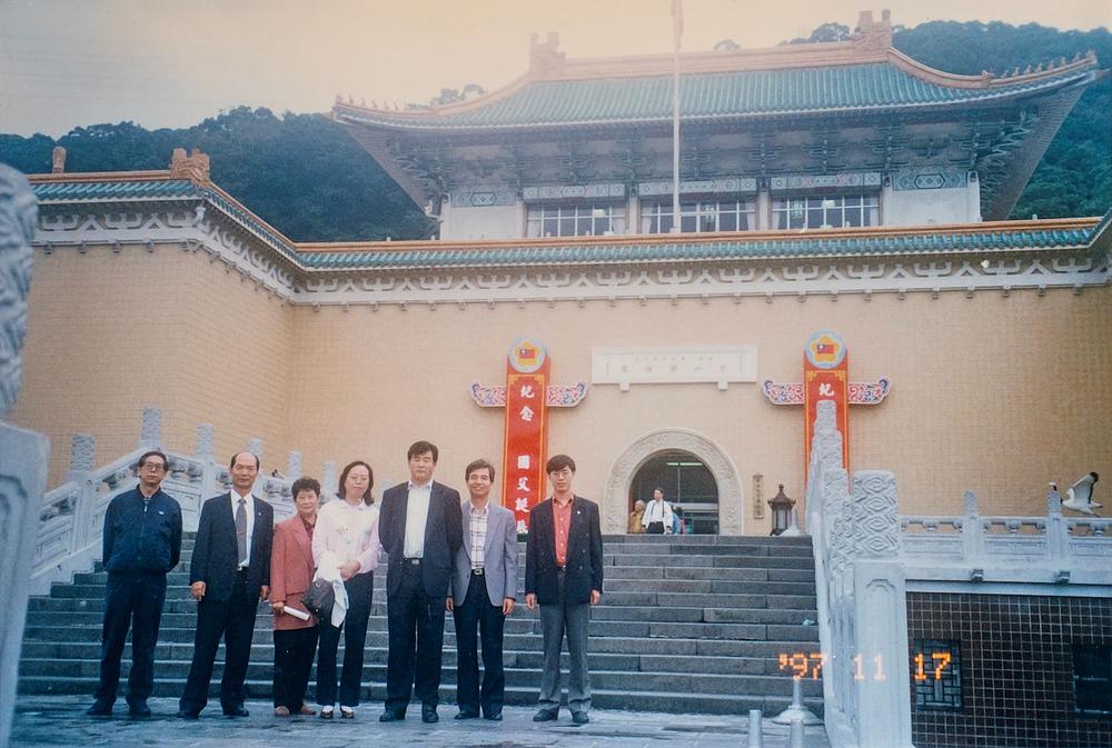 Učitelj Li i grupa praktikanata u muzeju Palate 17.novembra 1997 