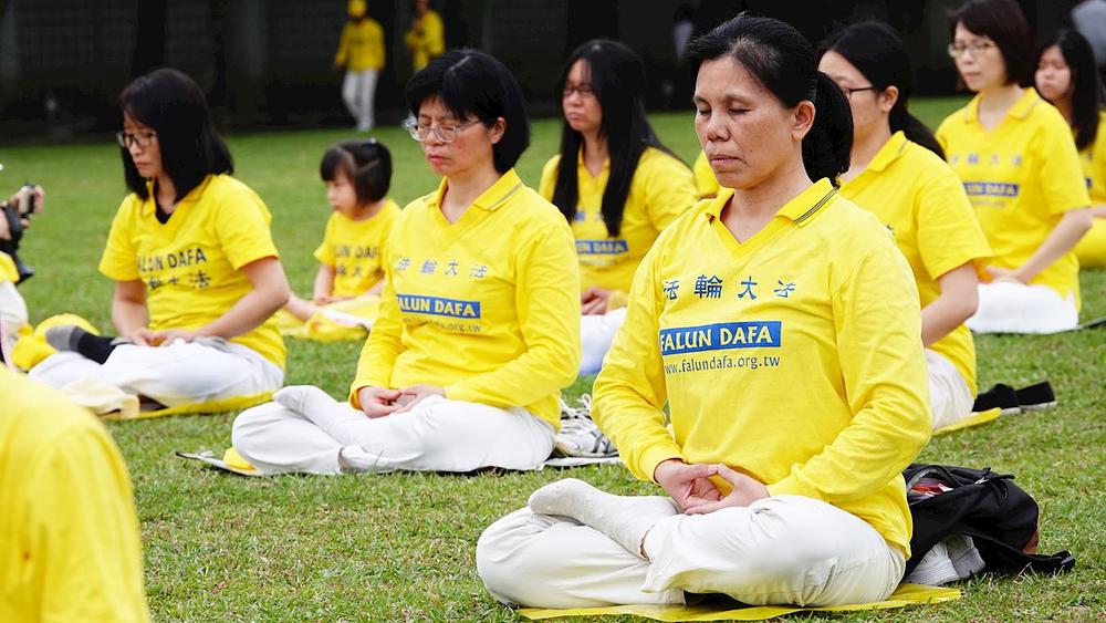 Gospođa Huang Rui-Er izvodi Falun Gong vježbu sjedeće meditacije 