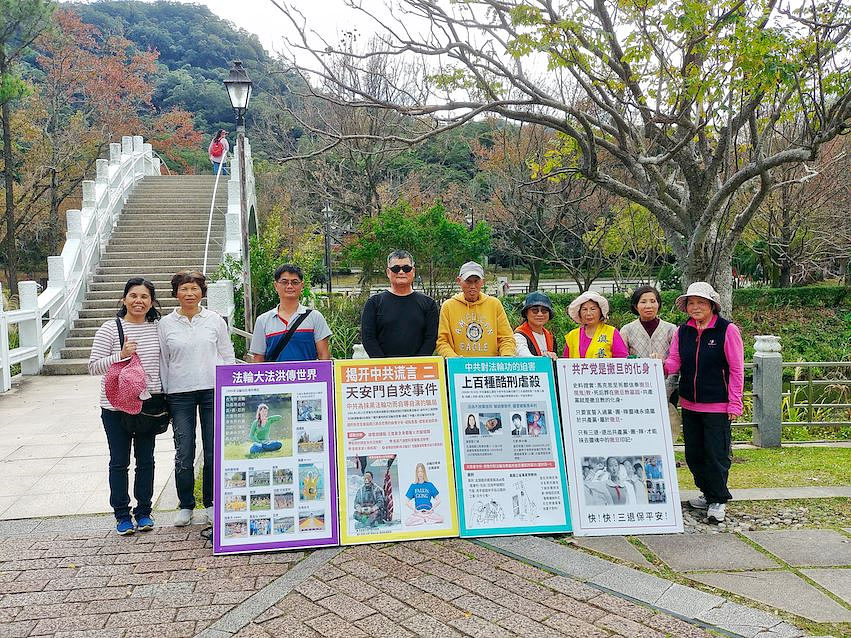 Gospođa Huang (prva s lijeva) na jezeru Samilosti (Ci Hu) u decembru mjesecu 2019. godine gdje turistima iz Kine govori istinu o progonu Falun Gonga.