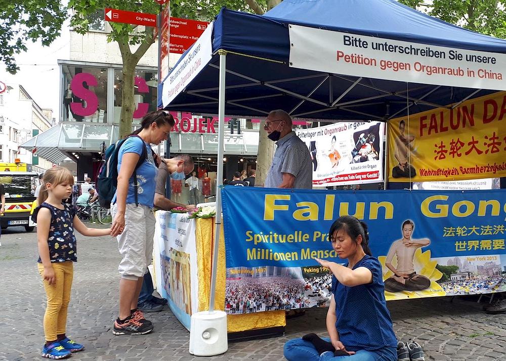 Informativni Falun Dafa dan u Dortmundu u Njemačkoj 20. juna 2020. godine.