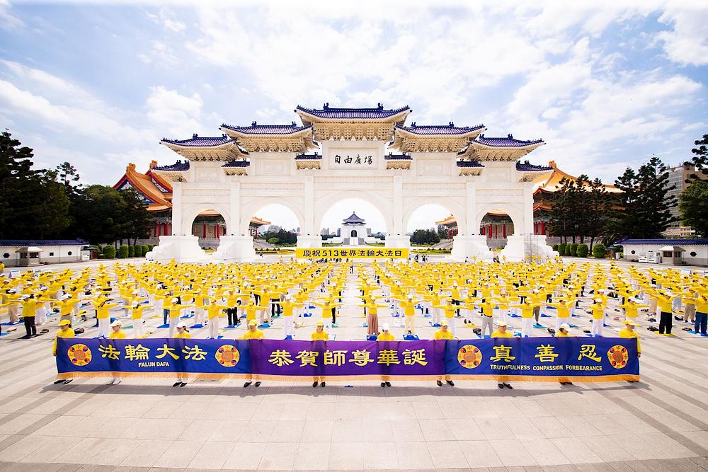Praktikanti na Trgu slobode u gradu Tajpeju 9. maja 2020. godine slave Svjetski Falun Dafa dan