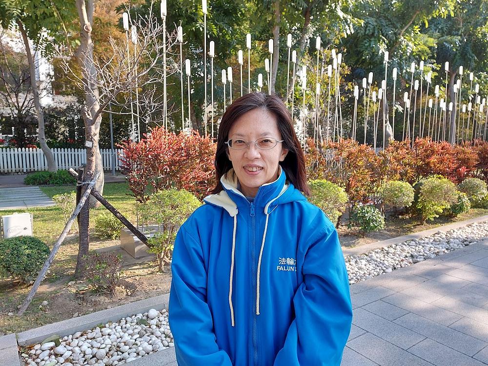 Jihui, koja već 21 godinu prakticira Falun Dafa, kaže da se sada osjeća sretno.