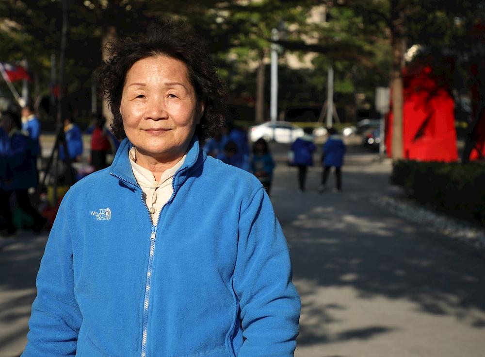 He Suzhen i cijela njena porodica prakticiraju Falun Dafa. Tri generacije njene porodice sada se dobro slažu.