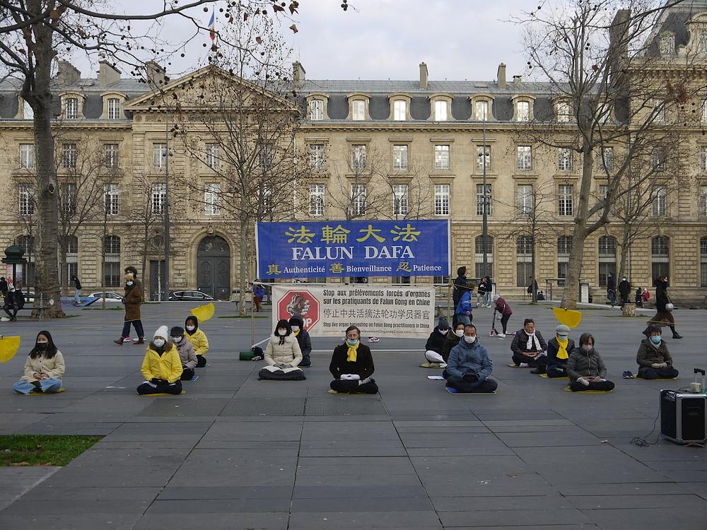 Praktikanti, 3. januara 2021. godine, demonstriraju Falun Dafa vježbe na trgu Place de la République.