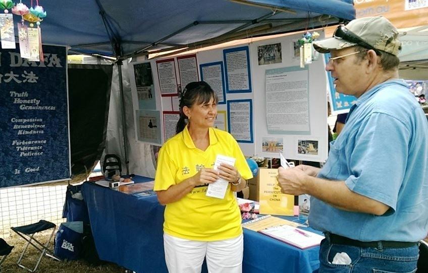 Maria predstavlja Falun Dafa na lokalnom festivalu