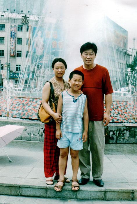 Gospodin Deng Yulin, njegova supruga gospođa Teng Hongtao i njihov sin Deng Zhongbo