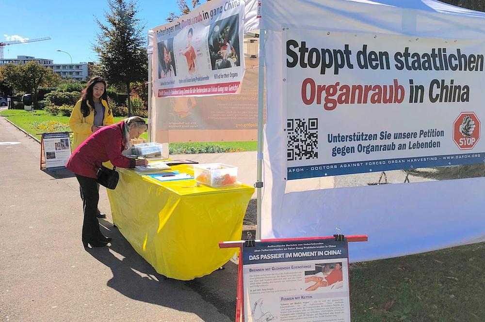 Prolaznik potpisuje peticiju u Arbonu, u Švicarskoj.
