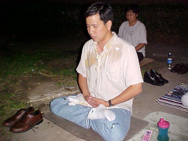 Falun Gong praktikante napadaju i maltretiraju dok sede u tišini ispred konzulata KPK u Hjustonu 