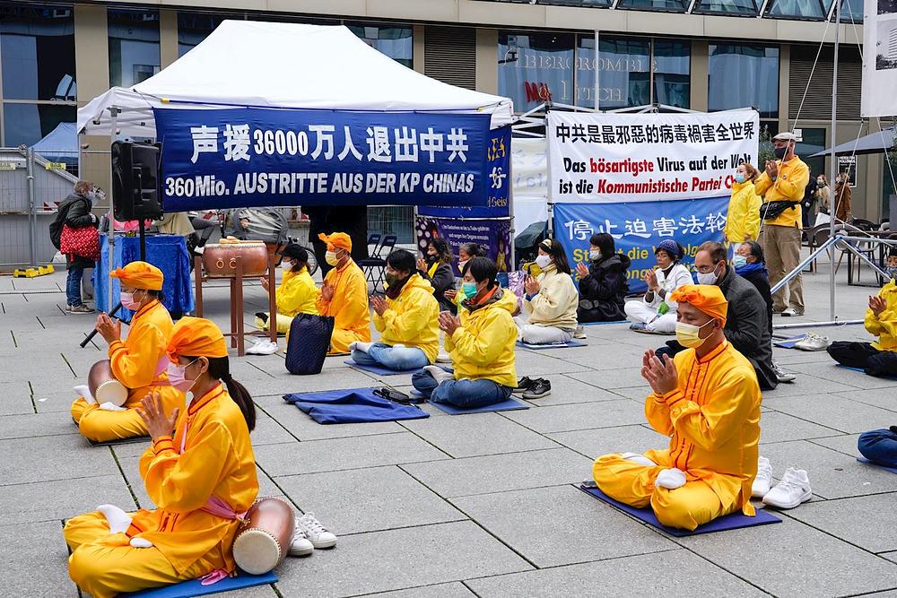 Falun Dafa praktikanti su održali skup u Frankfurtu da odaju priznanje za 360 miliona Kineza koji su napustili KPK i pridružene omladinske organizacije.