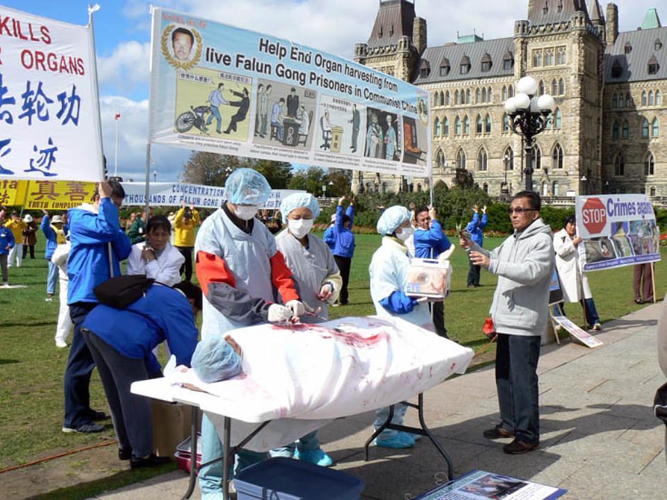 Falun Gong praktikanti skreću pažnju na zločin ubijanja zbog organa pred kanadskim parlamentom u Ottawi.