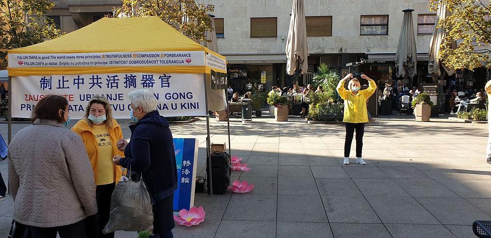  Praktikantica razgovara s prolaznicima o Falun Dafa
 