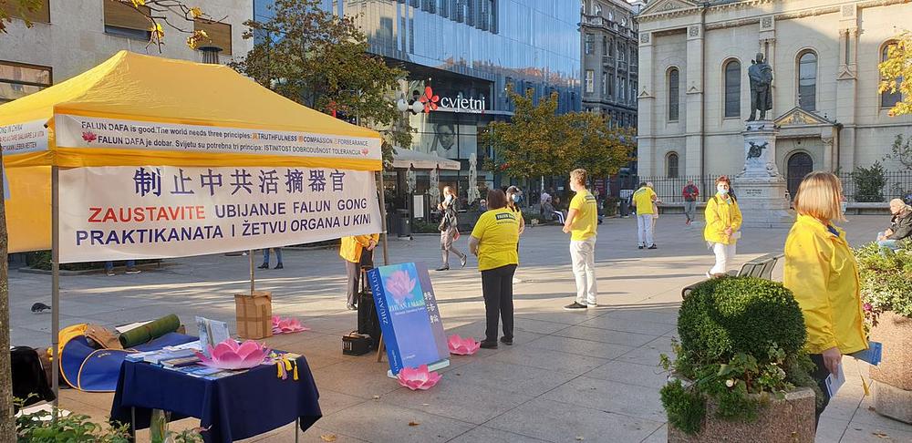  Praktikanti pokazuju vježbe i dijele prolaznicima letke o Falun Dafa
