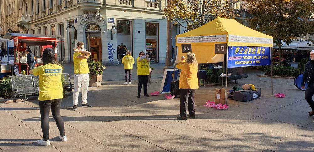 Praktikanti demonstriraju stojeće Falun Dafa vježbe
 