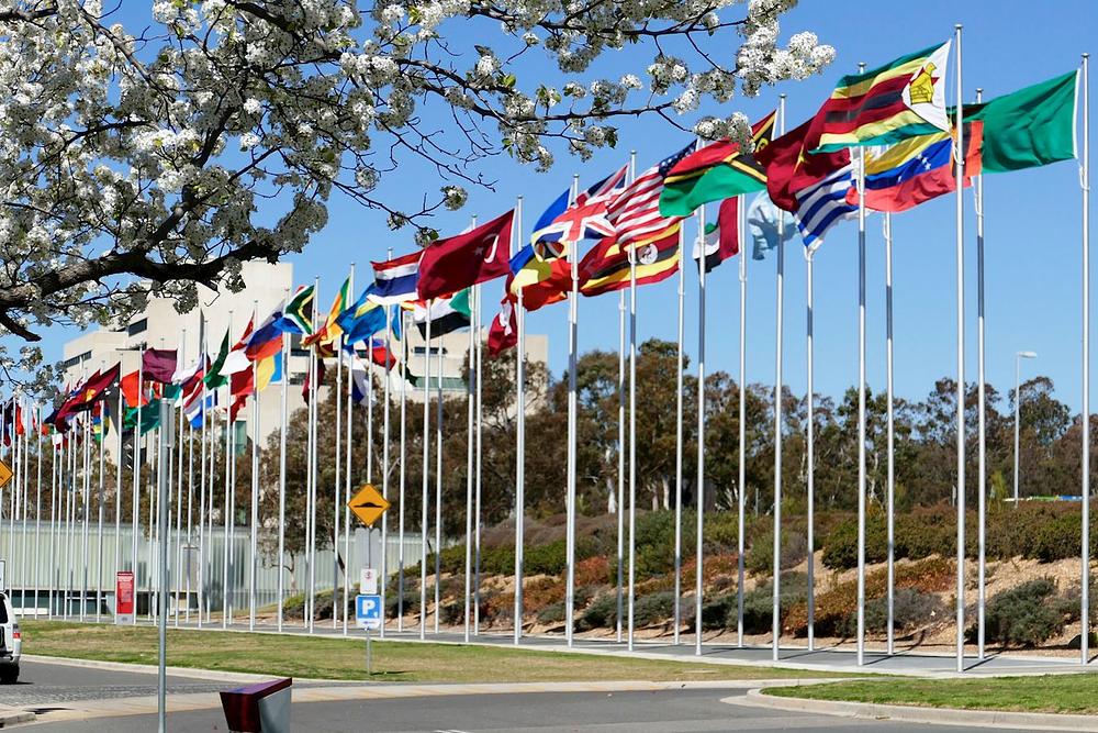 Više od 900 političara iz 35 zemalja i regija potpisalo zajedničko saopštenje u kojem se poziva na okončanje progona Falun Gonga u Kini. Gornja slika prikazuje međunarodne zastave na južnoj obali jezera Burley Griffin u Canberri, glavnom gradu Australije. 