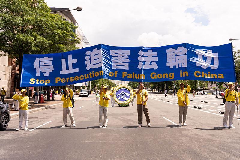Transparent praktikanta Falun Gonga tokom marša u Washingtonu, 18. jula 2019. godine 