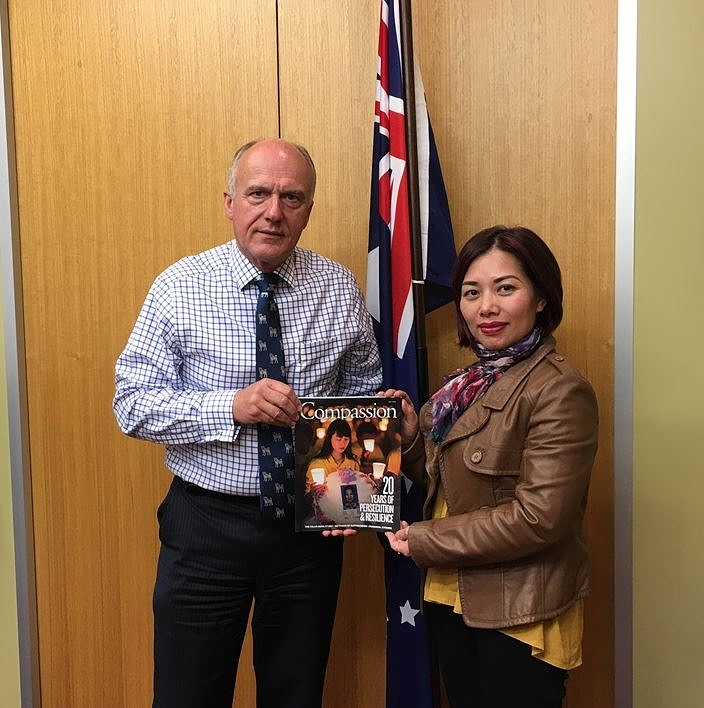  Australijski senator, Eric Eric Abetz , fotografiše se sa praktikantkinjom Falun Gonga u svojoj kancelariji u centru Hobarta, glavnog grada Tasmanije