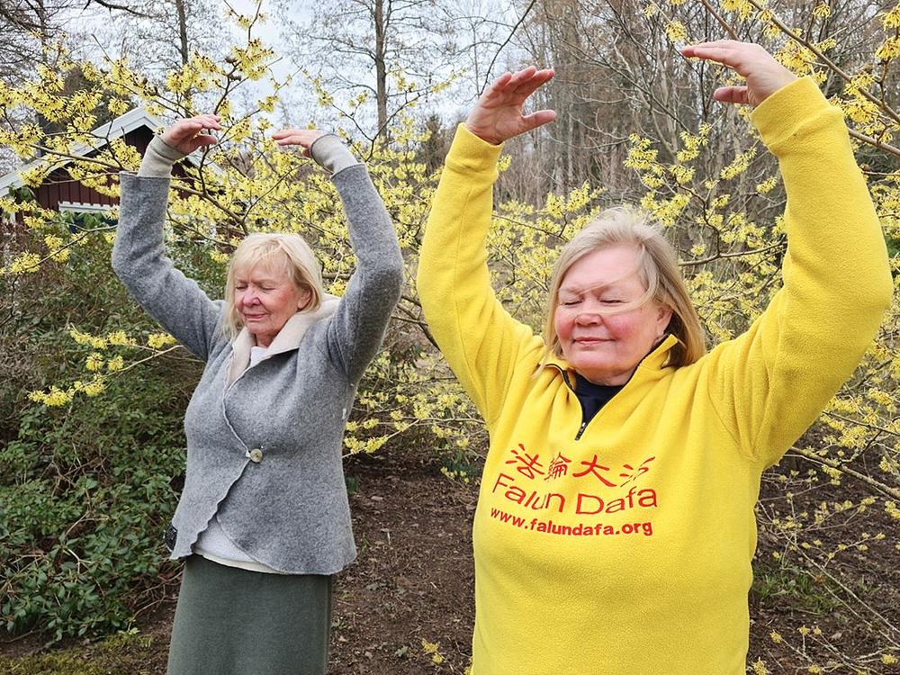 Anna (desno) i njena majka Christina (lijevo) prakticiraju Falun Dafa vježbe. 