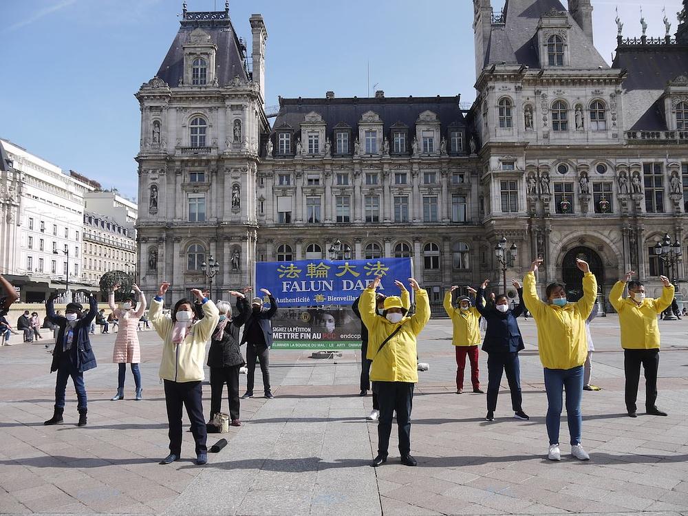 Praktikanti Falun Gonga demonstriraju vježbe koje poboljšavaju zdravlja na trgu ispred Gradske vijećnice u Parizu 28. marta 2021. godine.