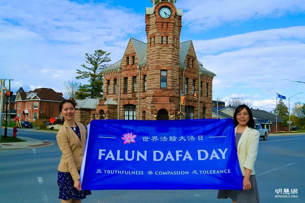 Dai Gongyu (desno) je glasnogovornica kanadskog Falun Dafa udruženja.