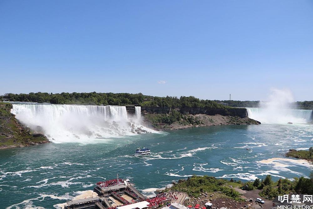 Niagara je poznato turističko odredište. Ima najveću brzinu protoka vode od svih vodopada u Sjevernoj Americi i vertikalni pad veći od 50 m (160 stopa).
