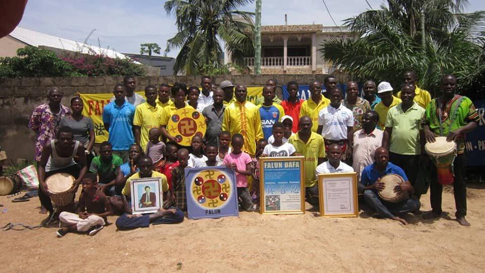 Praktikanti iz Togoa se  zahvaljuju Učitelju Liju  na predstavljanju Falun Dafa javnosti.
