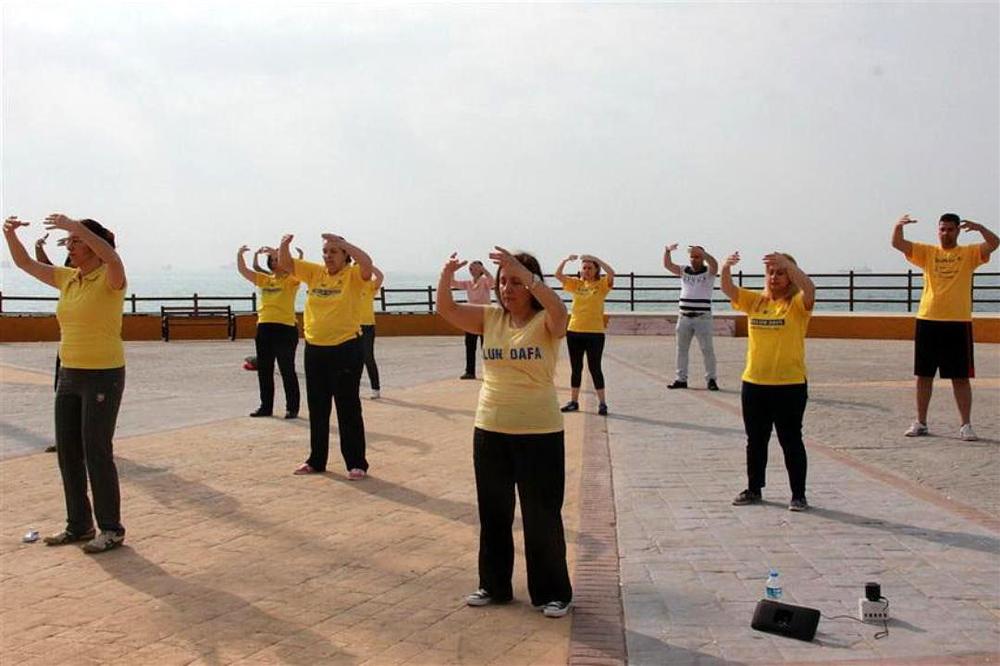 Falun Dafa praktikanti iz Turske prigodom trodnevnog zajedničkog učenja Fa i grupnog izvođenja Dafa vježbi