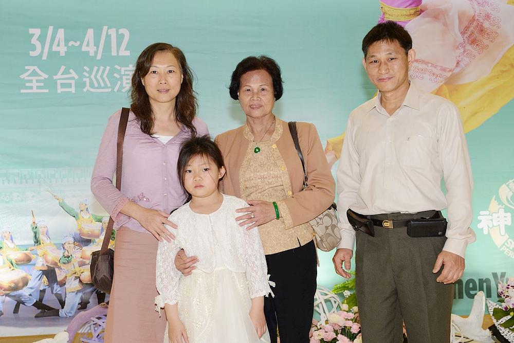  Lin Chien-chi i njegova porodica su gledali predstavu  Shen Yuna u gradu Taichung 21. marta 2015. godine.