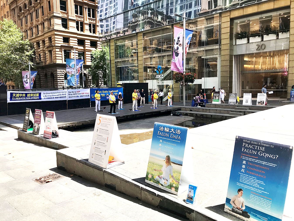 Falun Dafa praktikanti u Sydneyu demonstriraju vježbe i prikazuju informacije na Martin Placeu, u gradskom poslovnom i financijskom distriktu.
 