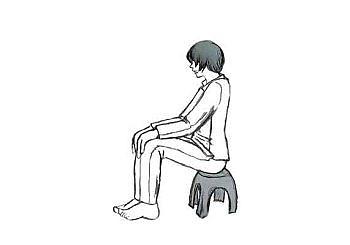 Ilustracija mučenja: Dugo sjedenje na maloj stolici koje stvara ekstremni pritisak na tijelo i uzrokuje mučne bolove u donjem dijelu tijela. Noge natiču, a meso na zadnjici počne pucati i gnojiti se. 