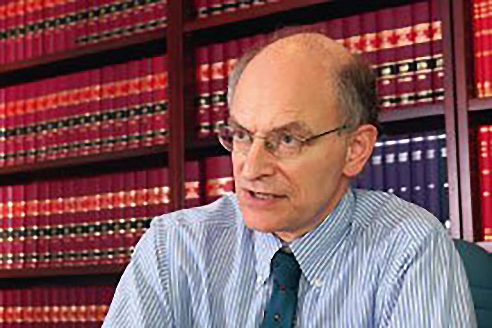 Paul Harris, novoizabrani predsjednik Advokatske komore Hong Konga, je napisao knjigu „Pravo na demonstraciju", nakon što je 2002. godine branio praktikante.
 