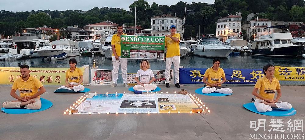 Praktikanti su u Istanbulu održali bdijenje uz svijeće u znak žalosti za kolegama praktikantima koji su preminuli uslijed progona od strane KPK
 