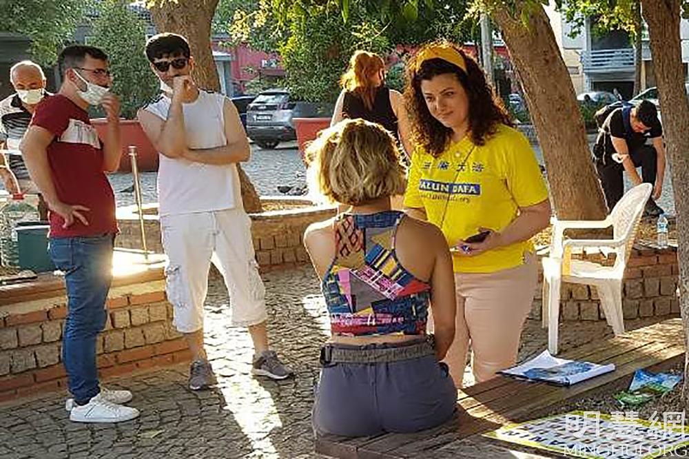 Prolaznica zainteresovana da sazna više o Falun Dafa 