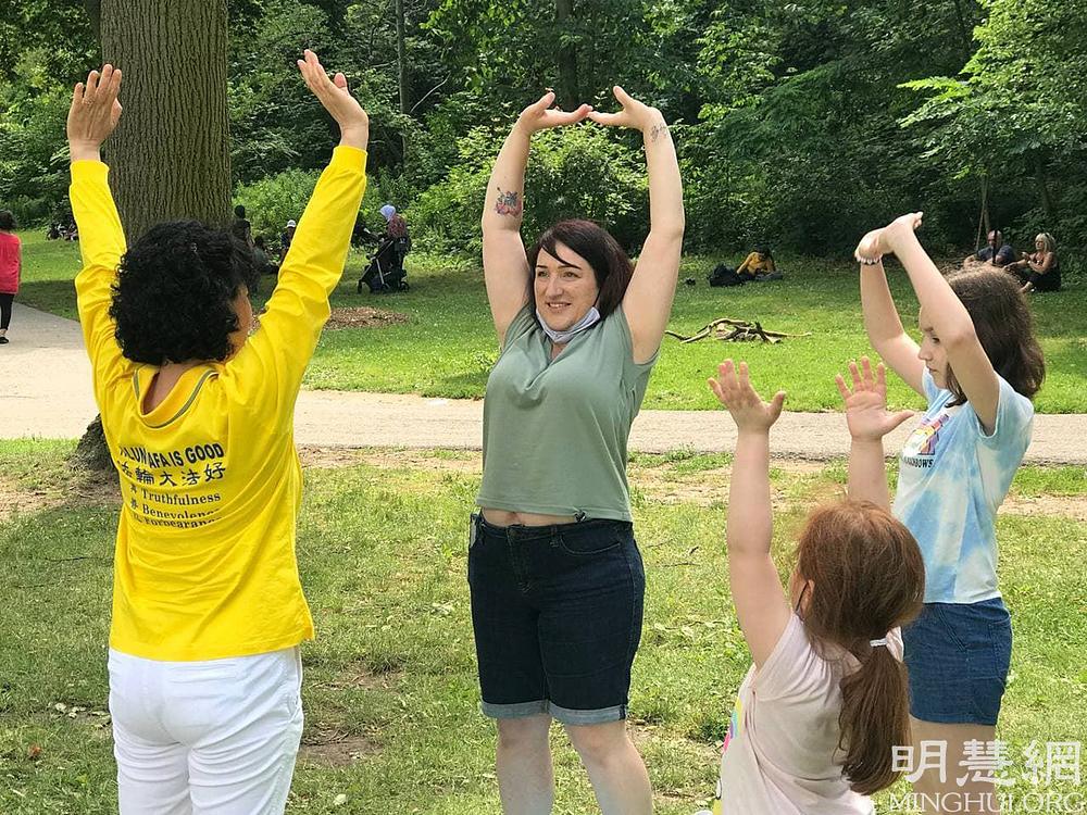 Turisti uče vježbe na Falun Dafa vježbalištu na slapovima Niagare 