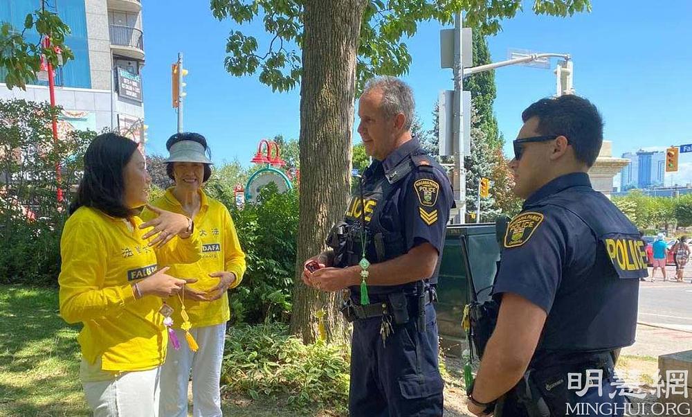 Razgovor s policajcima o Falun Dafa 