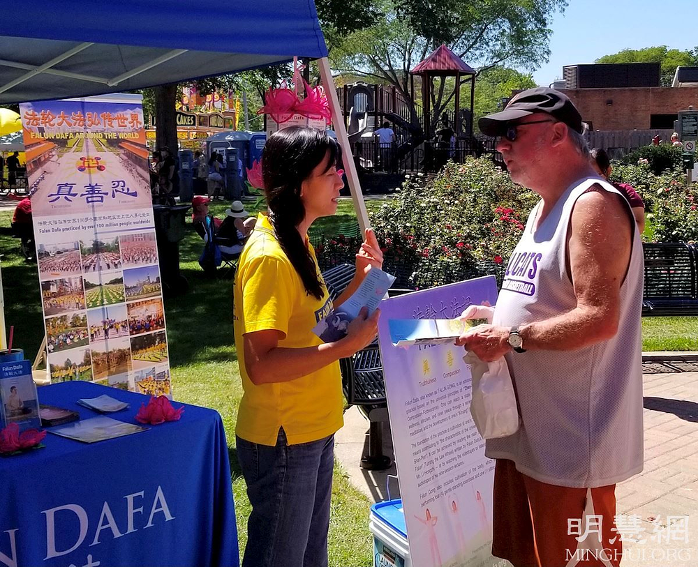 Posjetitelji na Falun Dafa štandu tokom festivala 