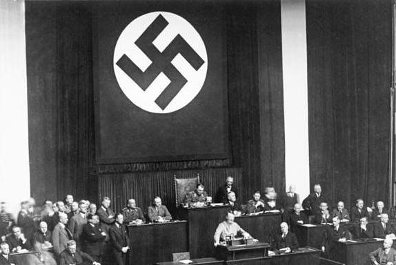  Crni simbol 卍 koji je Hitler koristio kao nacistički znak