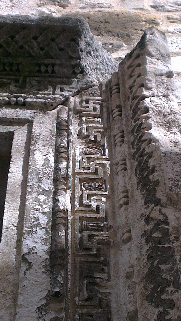 Simbol svastike isklesan na zidovima privatnih odaja cara Dioklecijana u Dioklecijanovoj palači u Splitu, u Hrvatskoj
 
